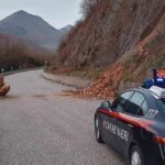 Montemarano, sulla SP 152 un enorme masso si stacca dal costone ed invade la carreggiata: per fortuna nessuna auto coinvolta